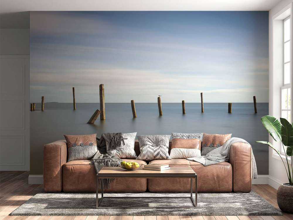 Vieux poteaux de bois dans la mer