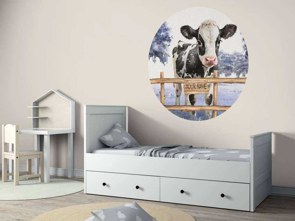Jeune vache dans un pré bleu