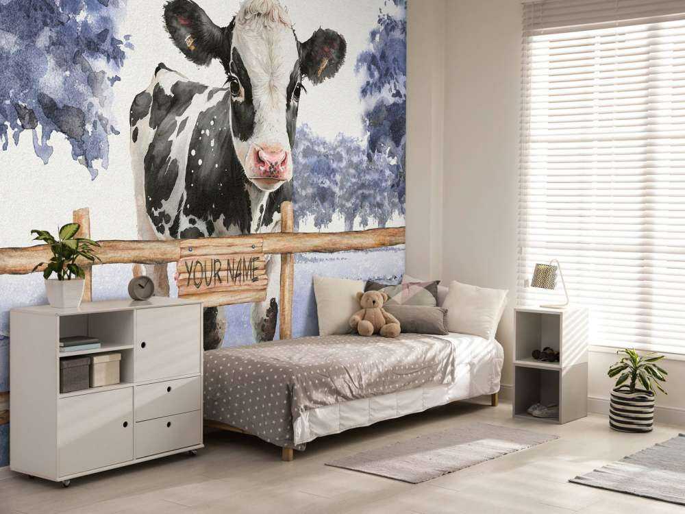 Jeune vache dans un pré bleu