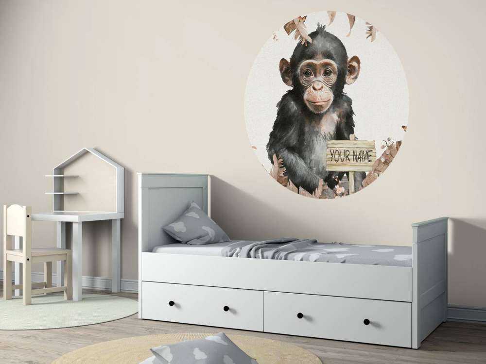 Bébé chimpanzé dans la jungle taupe