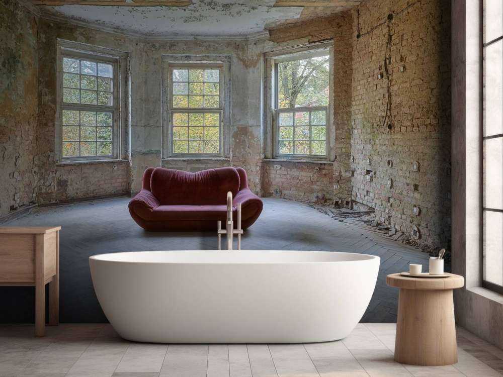 Canapé dans une pièce abandonnée