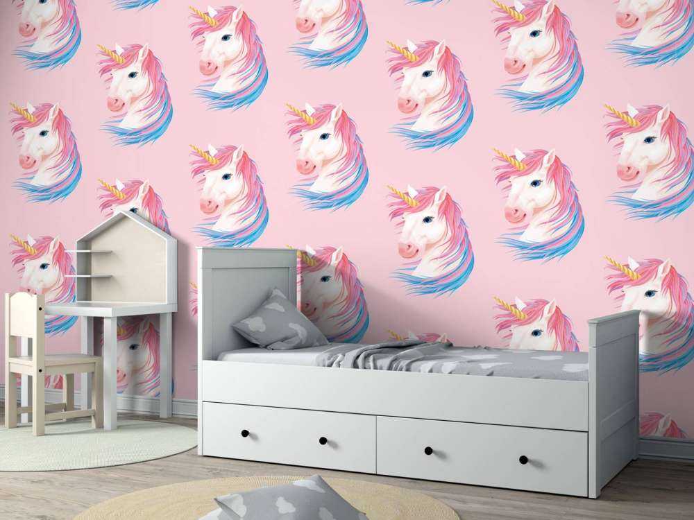 Licorne blanche avec corne dorée