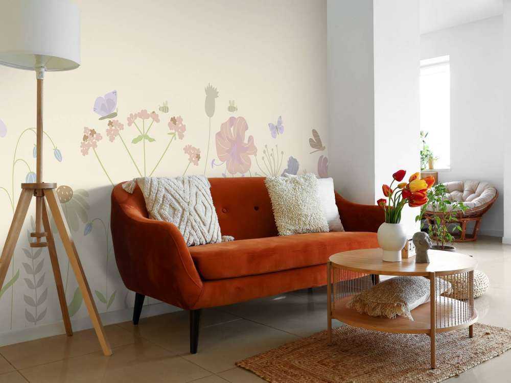 Champ de fleurs avec papillons beige, vieux rose, vert et lilas