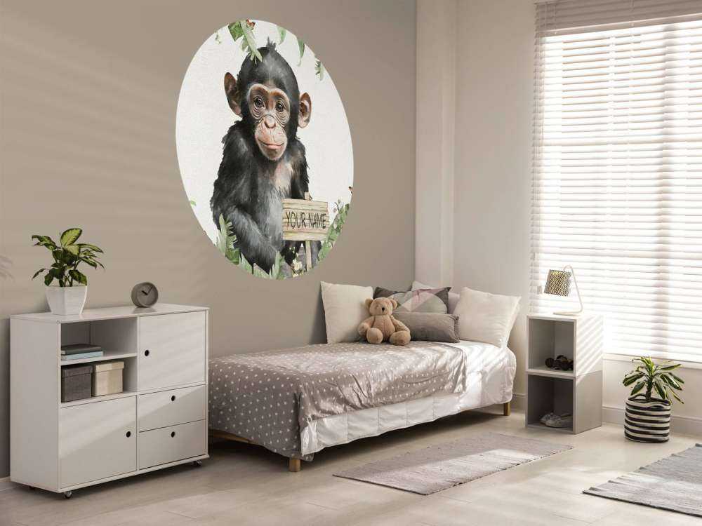 Bébé chimpanzé dans la jungle