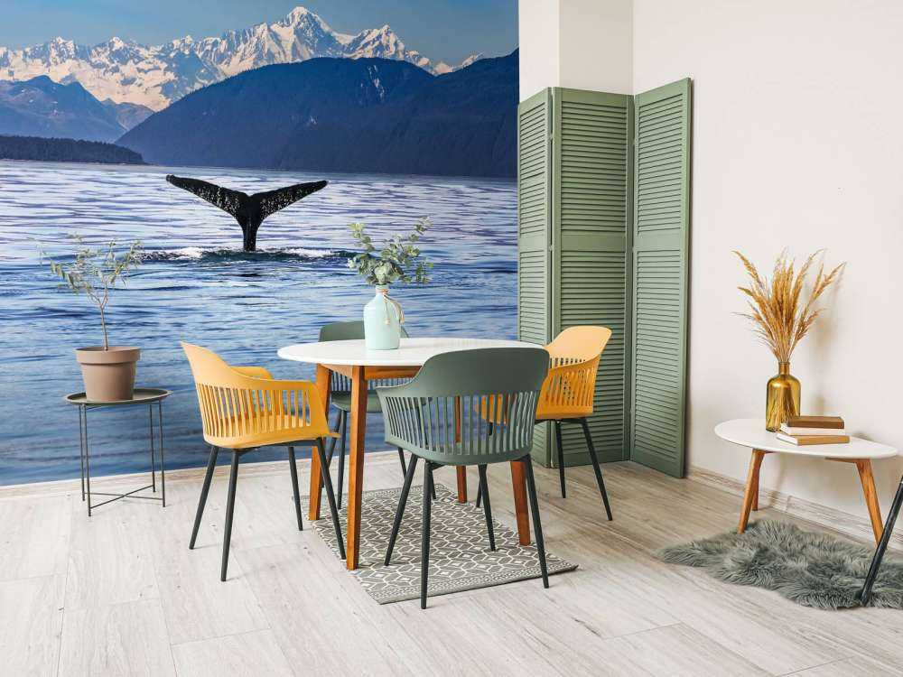 Baleine plongeante avec des montagnes à l'arrière-plan