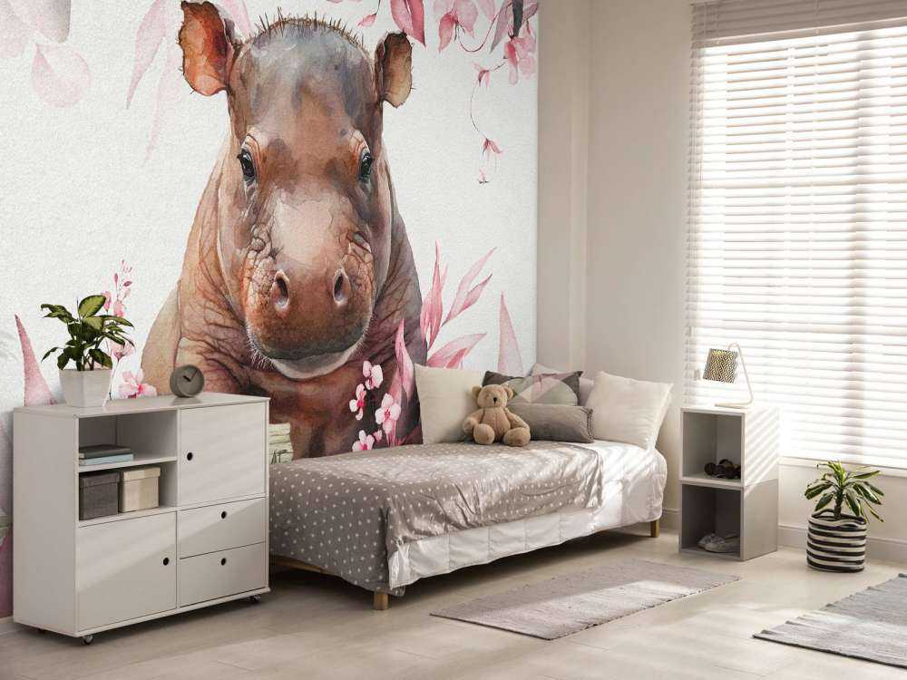 Bébé hippopotame dans les feuilles rose