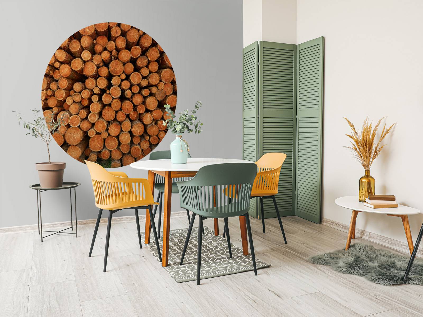 Pile de troncs d'arbres sombres