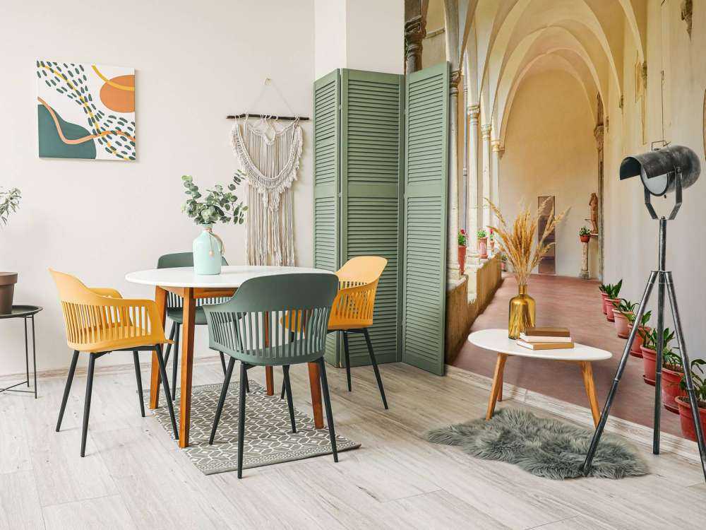 Cour intérieure avec arc et plantes