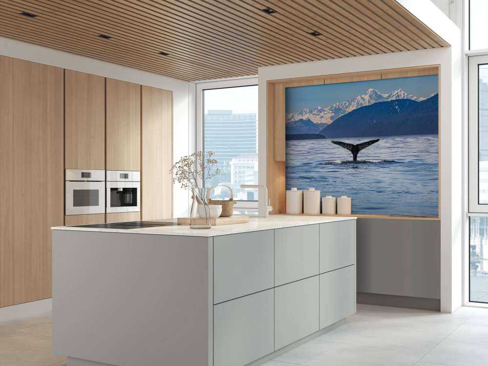 Baleine plongeante avec des montagnes à l'arrière-plan