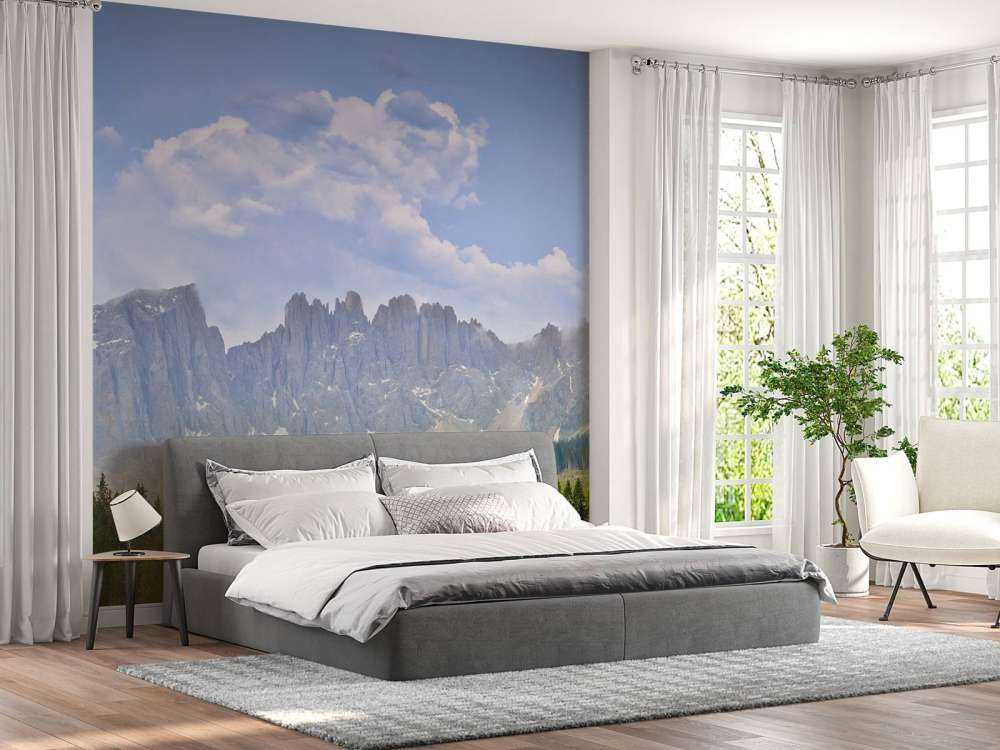 Montagnes avec arbres et nuages