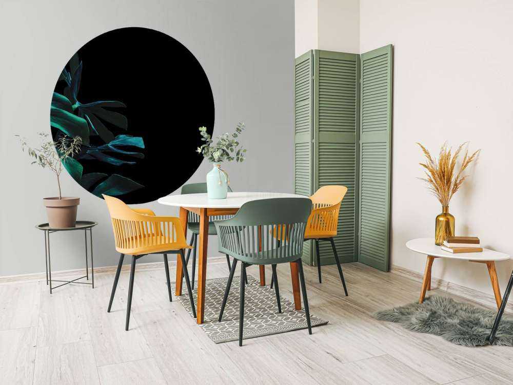 Feuilles tropicales sur fond noir